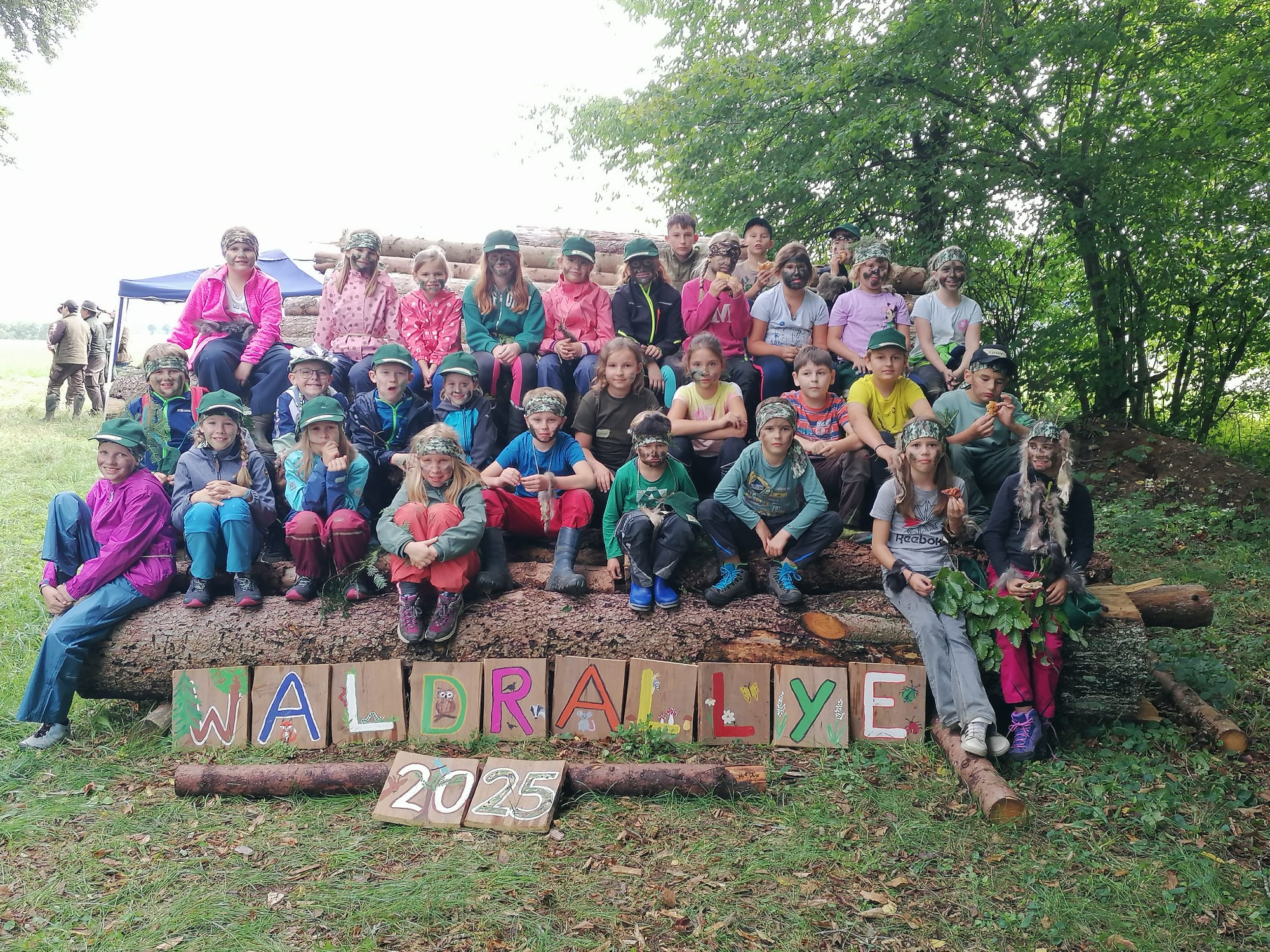 Kinder und Betreuer bei der Waldrallye 2025