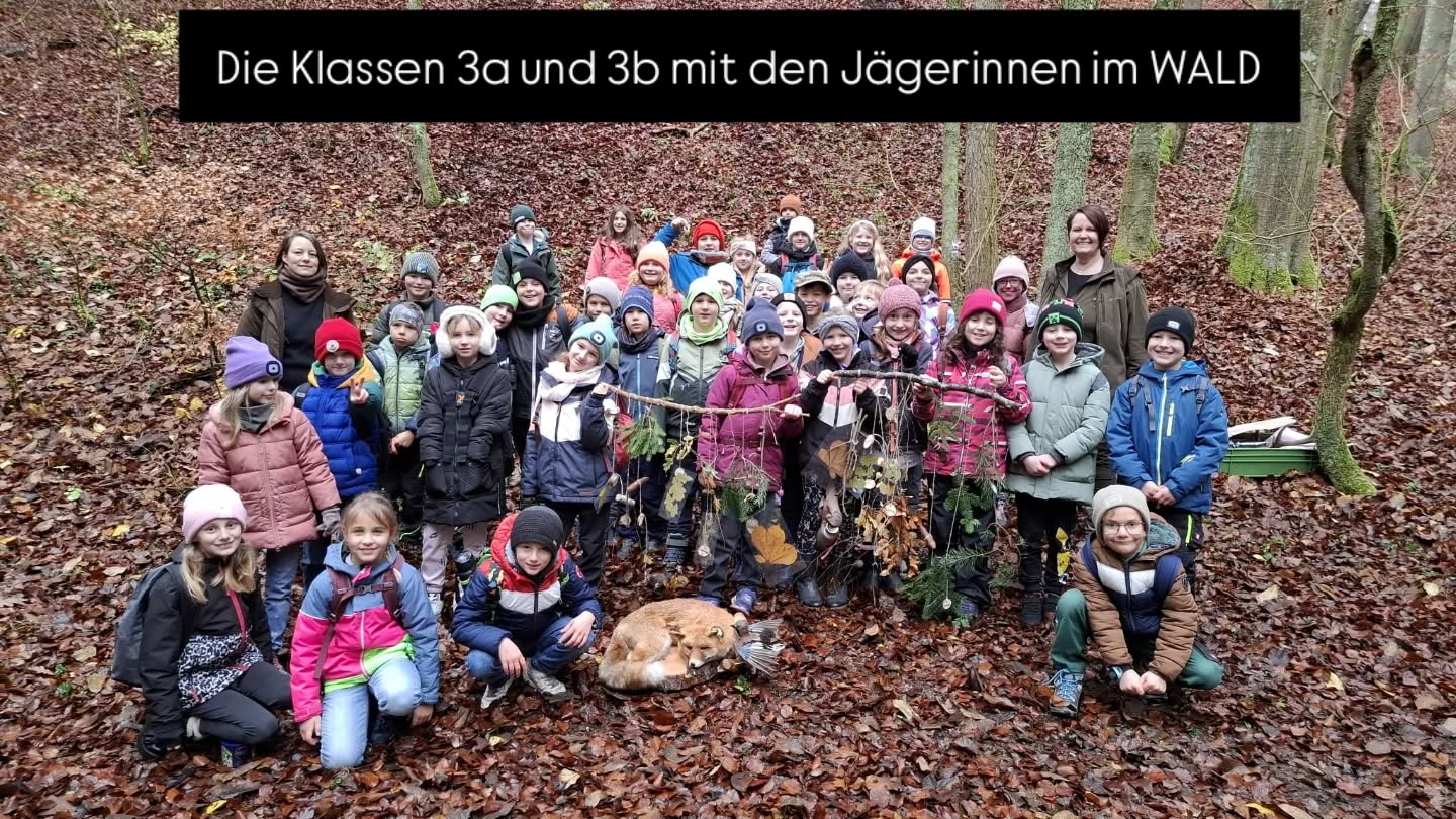Ein Spaziergang in den Wald anstatt nur im Klassenzimmer sitzen macht Kindern und Lehrkräften gleichermaßen Spaß, schlie