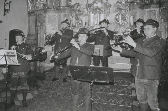 Historische Schwarzweißaufnahme der Jagdhornbläser beim Musizieren