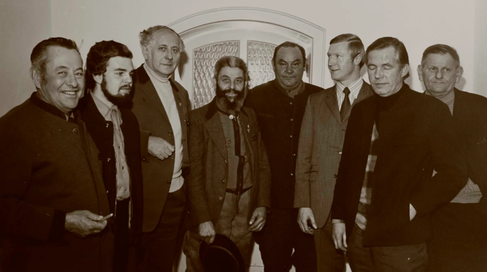 Acht Männer aus den Gründungsjahren des Jägervereins auf einem historischen Gruppenfoto