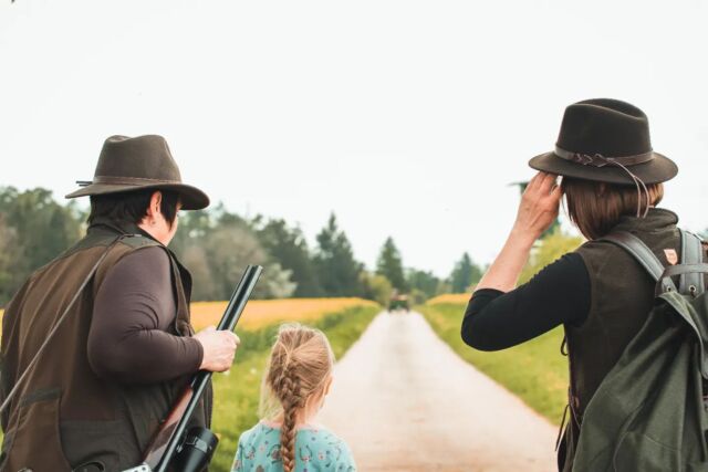 Weltkindertag - Kinder sind unsere Zukunft - sie sind die zukünftigen Entscheidungsträger was Jagd und Naturschutz betrifft. Sie sind die zukünftigen Jagdgenossen. Kinder sind die zukünftigen Jägerinnen oder Jäger, oder sie sind die zukünftigen Jagdgegner! 
WIR sind verantwortlich dafür, dass Kinder die Natur verstehen lernen, dass sie den Kreislauf des Lebens als etwas natürliches erkennen und nicht eine verklärte Sicht der Dinge haben. Sie sollen nicht irgendwann verstört feststellen, dass die Kuh nicht lila ist, dass ein Schnitzel mal ein Schwein oder Kalb war und dann deshalb psychologische Betreuung brauchen. Jedes Kind sollte wissen woher sein Essen kommt! WIR haben es in der Hand, ob sie die Jagd und deren Notwendigkeit verstehen oder ob sie den Irrglauben später an ihre Kinder weitergeben, dass die Natur sich selbst regelt, nachdem der Mensch bereits ständig und überall in die Natur eingriffen hat ...
.
.
📷 @jagdrausch
.
#weltkindertag #kinder #naturkinder #naturerleben #wirsinddran #jagd #hunt #jägerin #jäger #naturverständnis #naturliebe #kinderaufklären #jagdgenissen #jagdgegner #naturverstehen #öffentlichkeitsarbeit #umweltbildung #schulefürsleben #bjvoberpfalz @bayerischerjagdverband
@pirsch.de