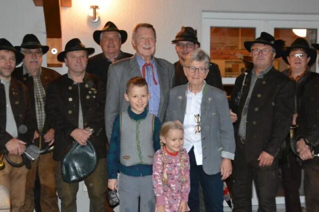 So ein bisschen Regen hält unsere Jagdhornbläser natürlich nicht ab, wenn ein Gründungsmitglied seinen 80. Geburtstag feiert. Richard Donauer, war von Anfang an dabei und 52 Jahre für die Finanzen unseres Vereins verantwortlich. Das muss ihm erst einmal einer nachmachen.
Ihm zu Ehren ließen unsere Bläser ihre Jagdhörner erklingen und überraschten den Jubilar und seine Gäste.
Unser 1. Vorsitzender gratulierte stellvertretend für den gesamten Jägerverein und übergab einen Geschenkorb.
Lieber Richard, da du am 01.04.2025 auch noch 50 jähriges Jubiläum als Jagdpächter feiern kannst wünschen wir dir auch dazu viel Gesundheit, noch lange Freude an der Jagd und viel Waidmannsheil 📯🌿

______________

#jagdhornbläser #bläsergruppe #jagd #hörnerklang #80 #jäger #ehrentag #geburtstagsständchen #musikalischergeburtstagsgruß #waidmannsheil  #jaegerverein #vereinsleben #ehrenmitglied #langjährigetreue #waidmannsheil #gründungsmitglied
@bayerischerjagdverband
@bjvoberpfalz