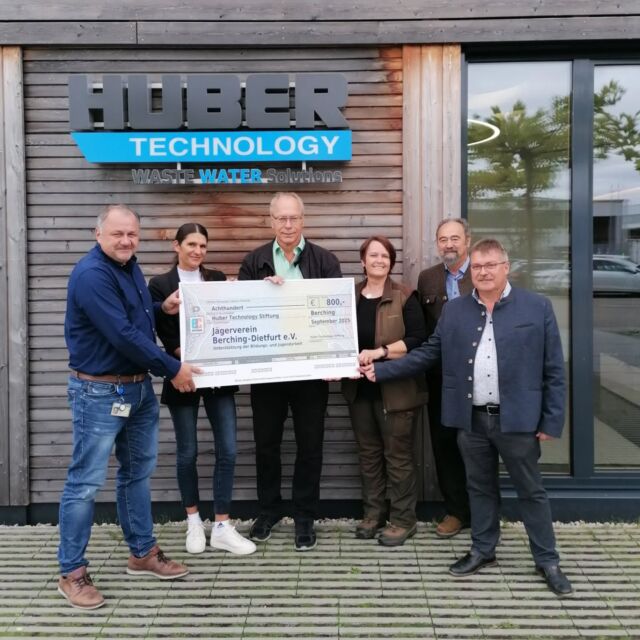 Gestern durfte eine kleine Delegation unseres Vereins  tollen Termin wahrnehmen. Unsere ehrenamtliche Arbeit mit Kindern in Sachen Umweltbildung wurde von der Huber Technology Stiftung mit einer Spende von 800 € unterstützt. Wir freuen uns sehr, dass unsere Bemühungen, Kinder und Jugendliche für die Natur zu begeistern und zu sensibilisieren, gesehen und geschätzt werden.
Die Übergabe des symbolischen Schecks fand auf dem Firmengelände der @huber.se durch den Vorsitzenden der Stiftung Prof. Dr. Bischof statt.
Beim anschließenden Gespräch berichtete unsere Jägerin Susanne über die Öffentlichkeitsarbeit des Jägervereins und erzählte von ihrer Vision für einen Ort in der Natur, der Anlaufstelle für Kindergärten, Schulen und alle Naturinteressierten sein soll.
Die Firma HUBER steht für sauberes Wasser und Nachhaltigkeit und ist eines der weltweit führenden Unternehmen der Branche. Wir finden, das passt hervorragend mit unseren Werten zusammen und sagen von Herzen DANKE – Zusammenarbeit und gemeinsame Projekte in naher Zukunft nicht ausgeschlossen.
.
.
#öffentlichkeitsarbeit #umweltbildung #schulefürsleben #nachhaltigkeit #hubertechnology #erasbach #spende #hubertechnologystiftung #unterstützung #natur #wasser #umwelt #projekt #vision #jagd #jägerin