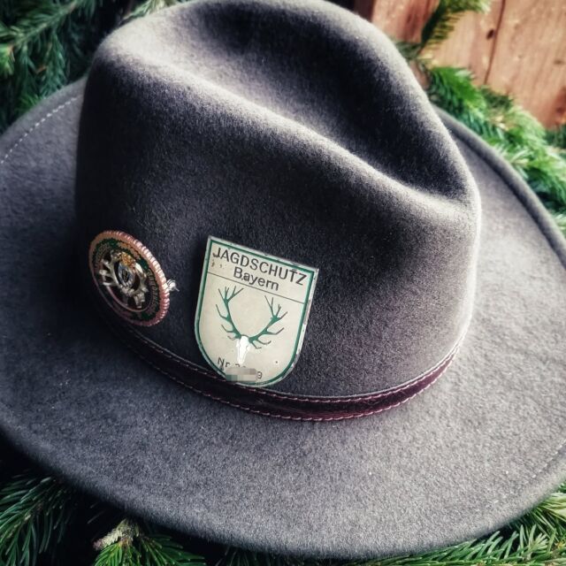 Wie sieht euer Jagdhut aus?
Seid ihr Sammler von Hutabzeichen und Federn, oder mögt ihr es lieber schlicht?
Kommentiert gerne welche Erinnerungen euer Jagdhut trägt (markiert uns und wir teilen eure jagdliche Kopfbedeckung in unserer Story).

Abgebildet ist hier das Dienstabzeichen des Jagdaufsehers, welches der bestätigte Jagdaufseher bei der Ausübung seiner Tätigkeit tragen muss und das, Abzeichen Bund Bayerischer Jagdaufseher @bbja_ev
.
.
#jagdaufseher #abzeichen #huntabzeichen #jagd #bjvoberpfalz #jagdaufseherin #jägerin #jäger #hege #waidwerk #bayerischerjagdverband #jagdinbayern #internationalertagdeshutes #jagdhut #tradition #brauchtum #hut #bestätigterjagdaufseher #dienstabzeichen #bundbayerischerjagdaufseher